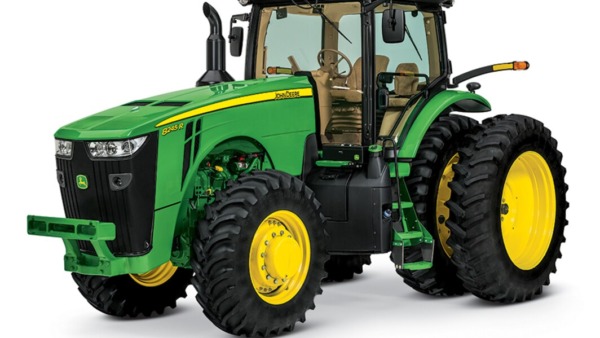 Imagen de estudio Tractor 8245R.