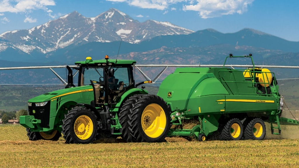 Tractor 8270R en campo.