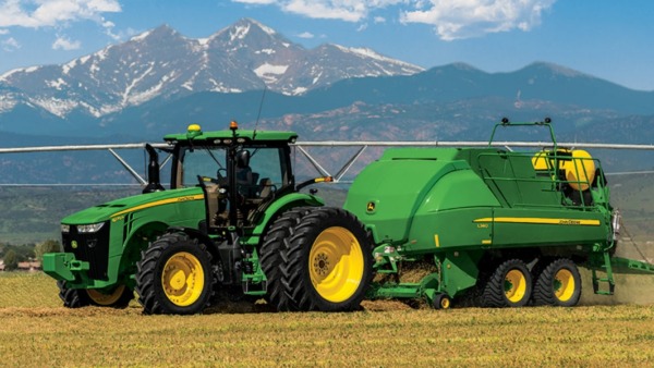 Tractor 8270R en campo.