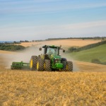 Tractor 8270R en campo.