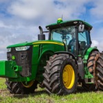 Tractor 8295R en campo.