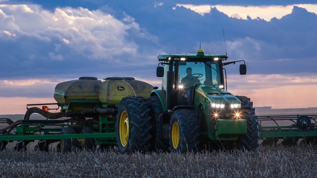 Tractor 8345R en campo.