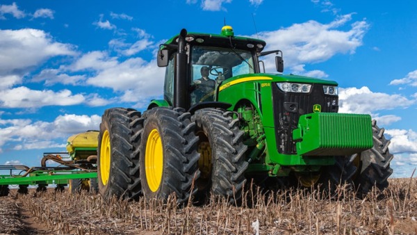 Tractor 8370R en campo.
