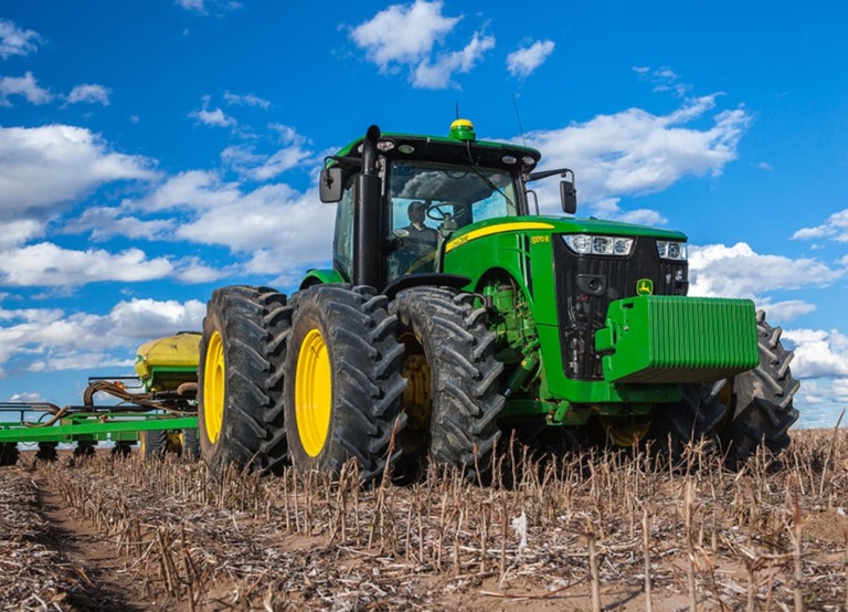 Tractor 8370R en campo.