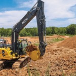 Una Excavadora 130P-Tier mueve tierra en un lugar de trabajo.