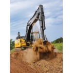 Un operador usa una Excavadora 210P-Tier para mover tierra con un campo verde y árboles en el fondo.