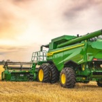 Colheitadeira John Deere no campo.