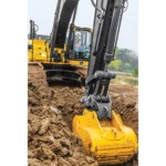 Un operador usa una Excavadora 350P-Tier para sacar tierra de un agujero.
