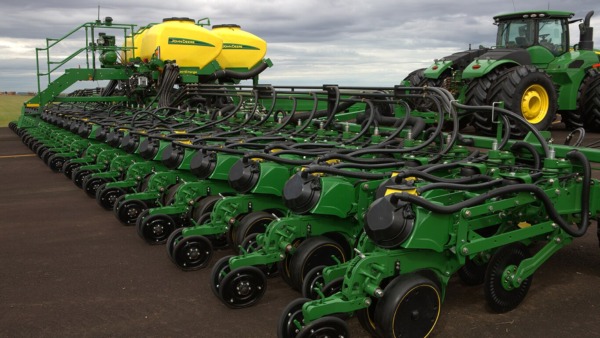 Plantadora DB74 en funcionamiento en el campo.