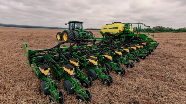 Plantadora DB50 en funcionamiento en el campo.