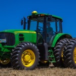 Trator 6150J em campo.