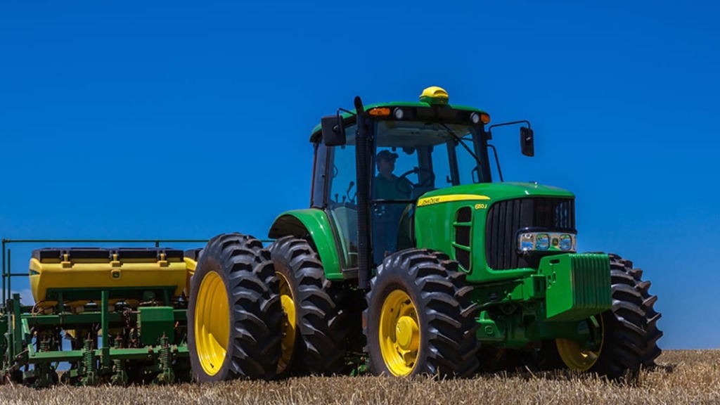 Trator 6150J em campo.