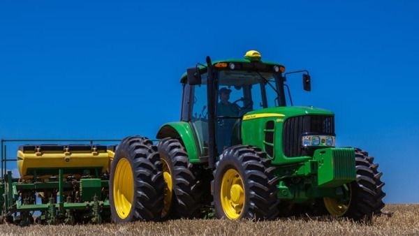 Trator 6150J em campo.