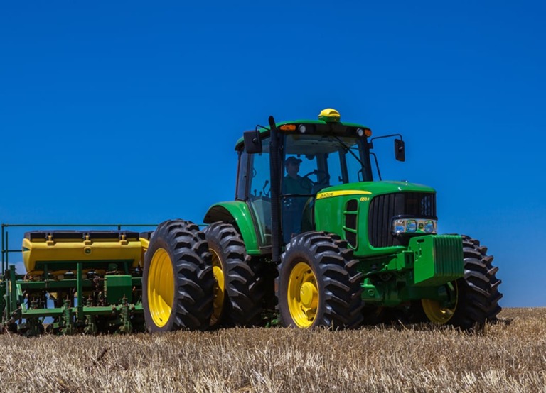 Trator 6150J em campo.