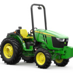 Trator 5060EN aberto no fundo branco.