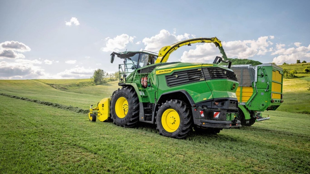 Picadora de forraje Serie F trabajando con tecnología de agricultura de precisión.