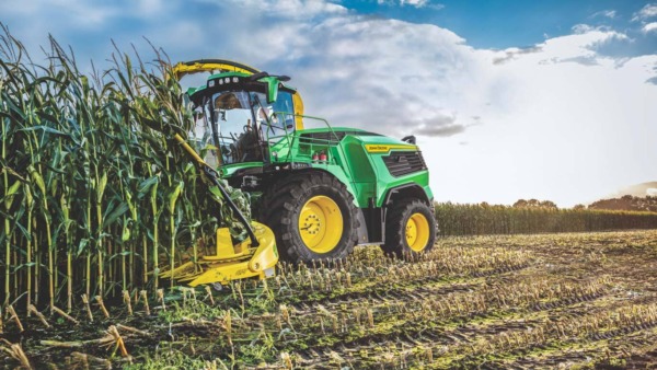 Picadora de forraje Serie F trabajando con tecnología de agricultura de precisión.