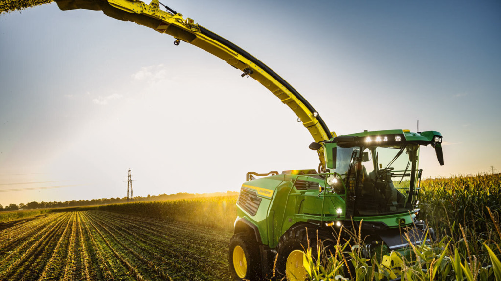 Picadora de forraje Serie F trabajando con tecnología de agricultura de precisión.