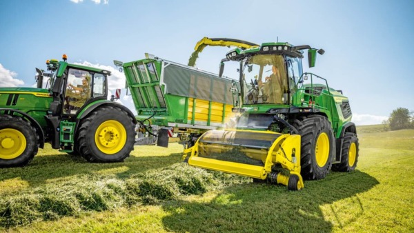 Picadora de forraje Serie F trabajando con tecnología de agricultura de precisión.