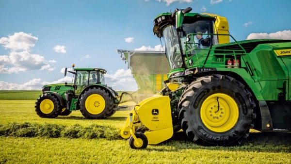 Picadora de forraje Serie F trabajando con tecnología de agricultura de precisión.