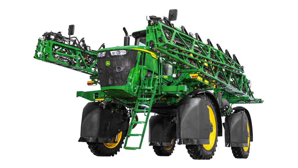 Pulverizadora autopropulsada John Deere 430R con barras de gran alcance trabajando en campo agrícola.